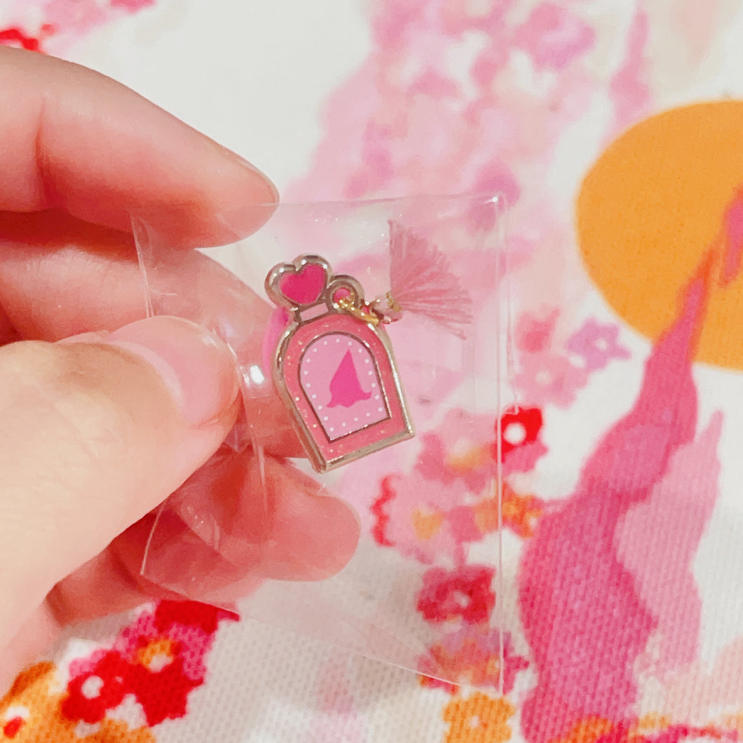 Singles: W Witch mini pin (with tassel)