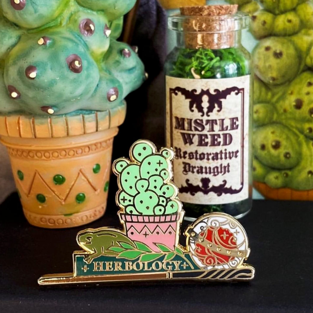[PCE] Pin Club Exclusive | Herbology boy (N)